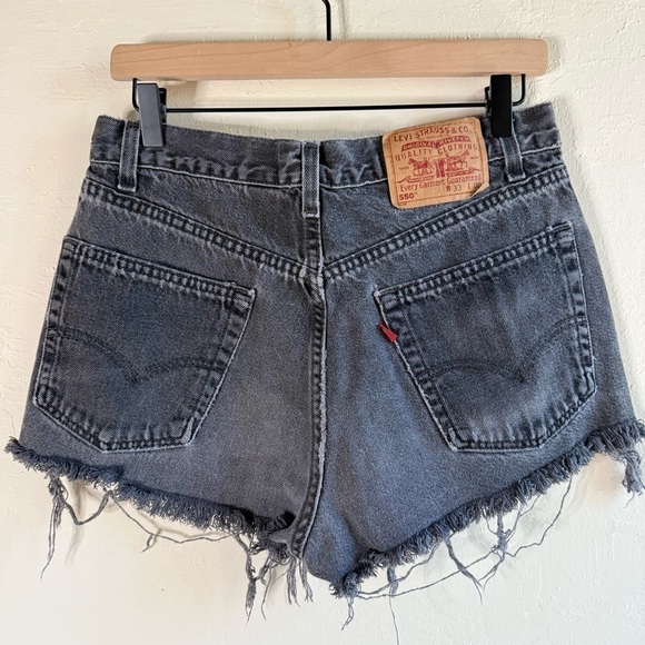 Levi's 550 High Rise Shortie Distressed BlackGray Denim Shorts Waist Size 34 - Picture 3 of 6